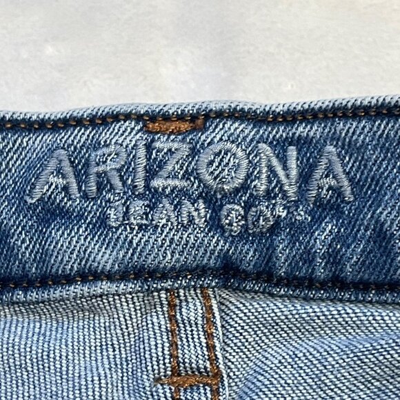 Arizona Highest-Rise Curvy Mom Jeans JUNIORS Size 9 Distressed Light Wash Denim - Picture 11 of 13